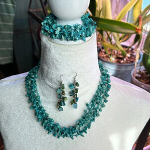 🌊Three-piece vintage turquoise colored necklace, earrings, and bracelet 🌊